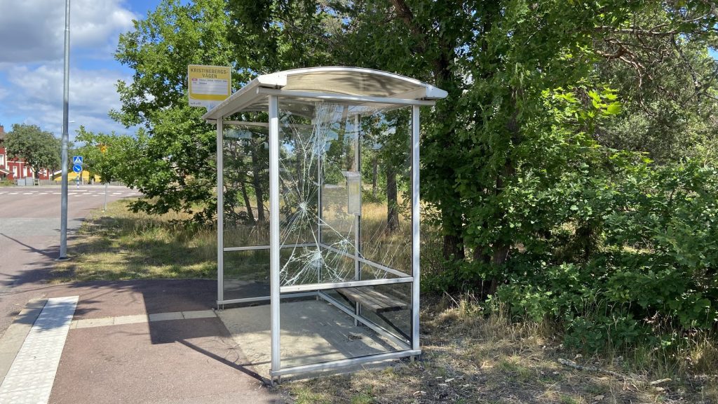Skadegörelse på en busskur i Oskarshamn