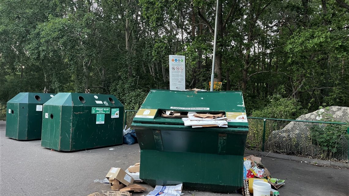 BILDER: Så här såg det ut på en återvinningsstation i Oskarshamn sent på lördagskvällen BILDER: Så här såg det ut på en återvinningsstation i Oskarshamn sent på lördagskvällen