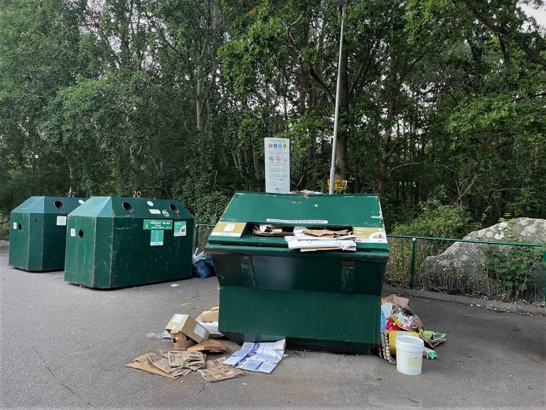 Nedskräpning vid en återvinningsstation i Kristineberg, Oskarshamn