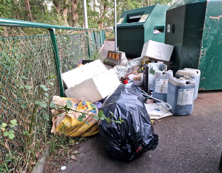 Nedskräpning vid återvinningsstation i Oskarshamn