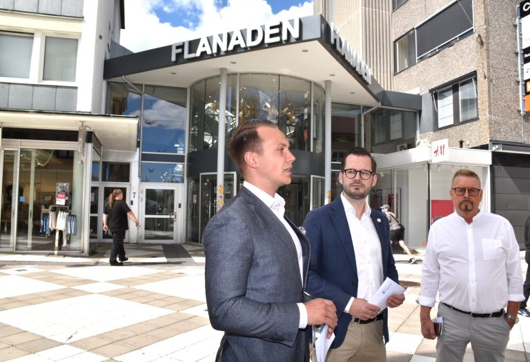 Tobias Andersson (SD), Mattias Bäckström Johansson (SD) och Leif Axelsson (SD) på en pressträff utanför Flanaden i Oskarshamn