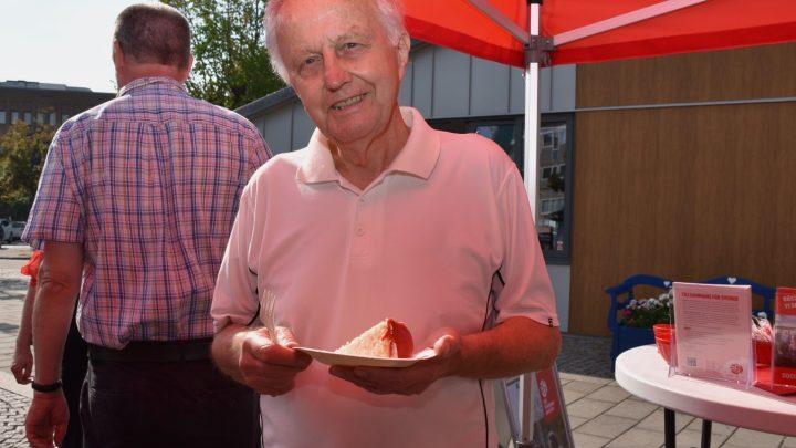 Björn Johansson, Oskarshamn, firar den höjda pensionen med att äta tårta