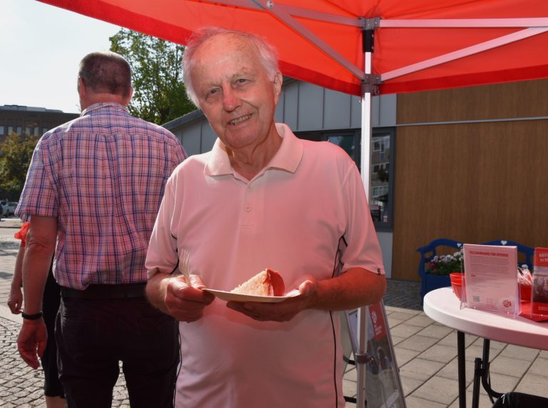 Björn Johansson, Oskarshamn, firar den höjda pensionen med att äta tårta