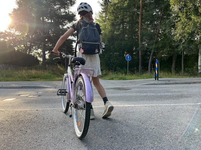 Skolelev med cykel vid övergångsställe