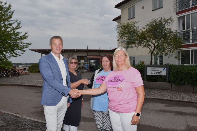 Andreas Erlandsson (S), Renée Solstad (Kommunal), Anita Hultgren (S) och Sofia Gerhardsson (Kommunal) i ett handslag