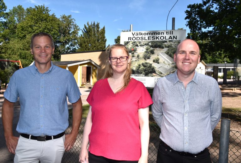 Andreas Erlandsson (S), Marie Holmgren (S) och Anton Sejnehed (S) på en pressträff vid Rödsleskolan i Oskarshamn