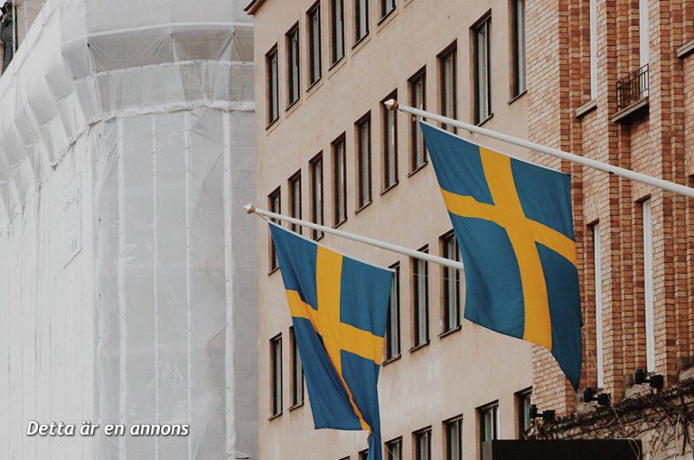 Svenska flaggor på fasad