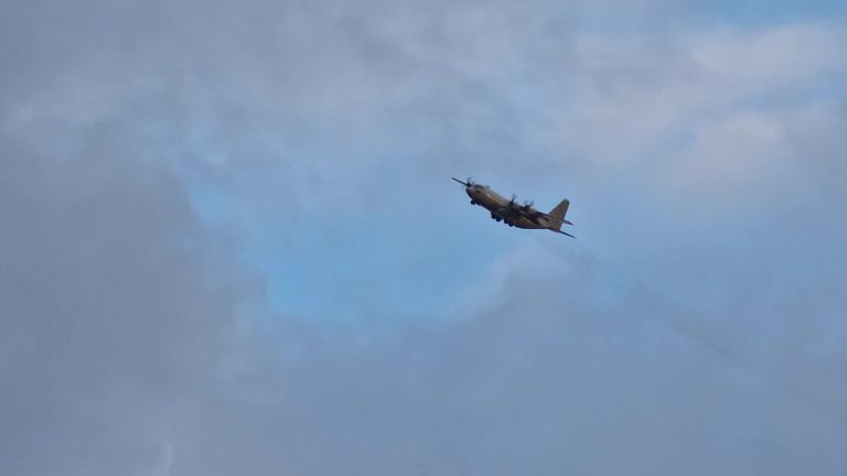 Militärflygplan flyger över Oskarshamn
