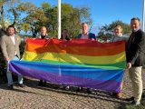 Representanter hissar regnbågsflaggan