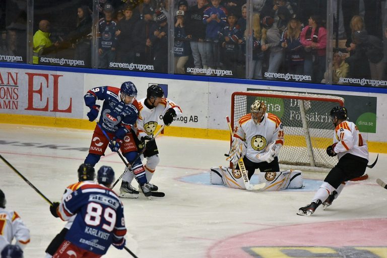 Bild från hockeymatch mellan IK Oskarshamn och Brynäs IF