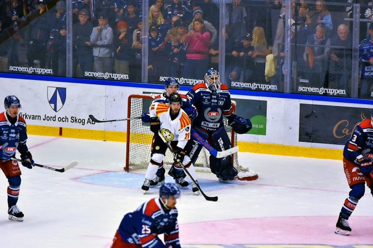 Bild från hockeymatch mellan IK Oskarshamn och Brynäs IF