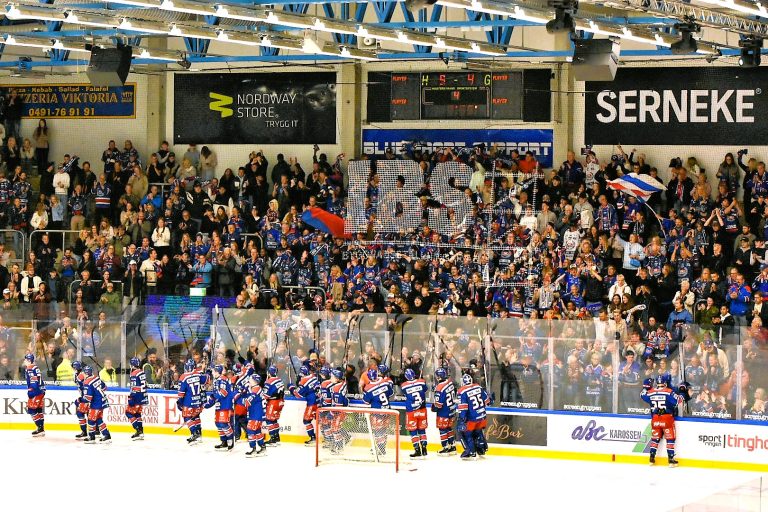 Spelarna i IK Oskarshamn tackar supportrarna efter en vinst mot Frölunda