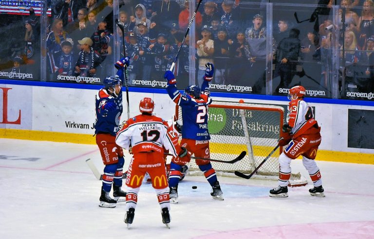 Blaine Byron och Myles Powell jublar efter att IK Oskarshamn gjort mål mot Frölunda på hemmais den 29 september 2022