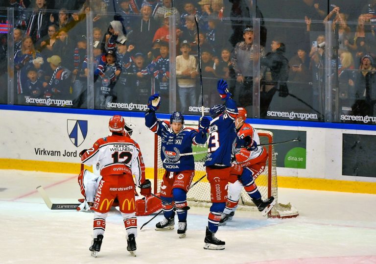 Myles Powell och Blaine Byron jublar efter att IK Oskarshamns Blaine Byron gjort mål mot Frölunda