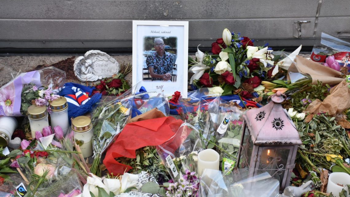 Blommor, fotografi, ljus och marschaller på platsen där Ulf Sandberg mördades i Oskarshamn