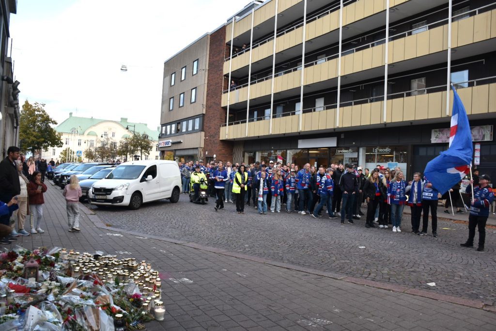 Manifestation mot våldet, i centrala Oskarshamn, knappt en vecka efter knivmordet på Ulf Sandberg