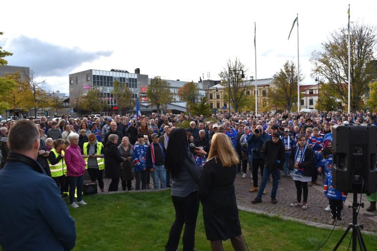 Manifestation mot våldet, i centrala Oskarshamn, knappt en vecka efter knivmordet på Ulf Sandberg