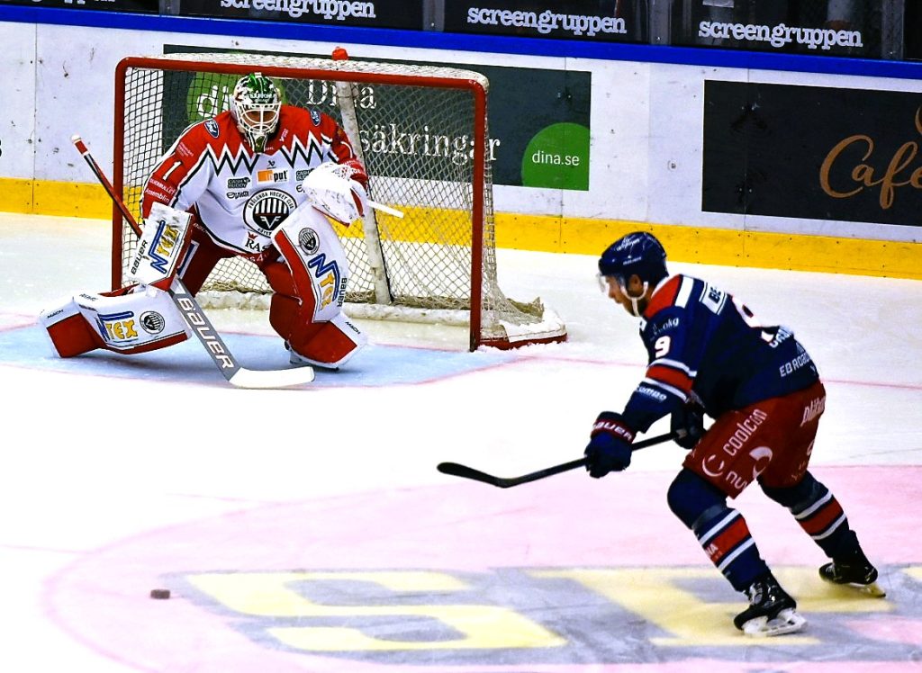 Ahti Oksanen, IK Oskarshamn, skjuter. Lars Johansson, målvakt i Frölunda, räddar.