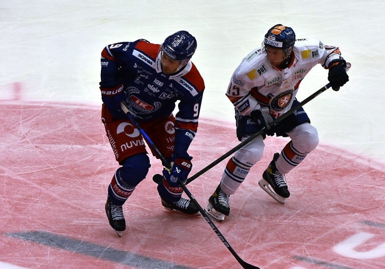 Ahti Oksanen, IK Oskarshamn, och Dan Sexton, Växjö Lakers.