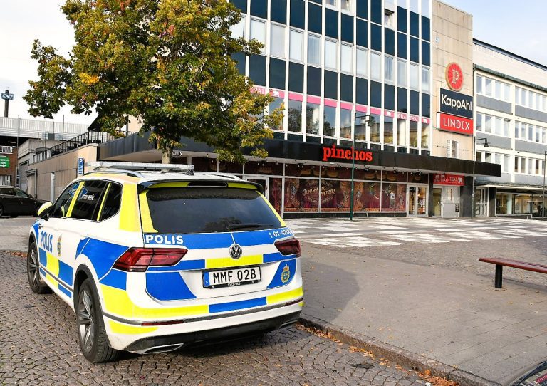 Polisbil i centrala Oskarshamn