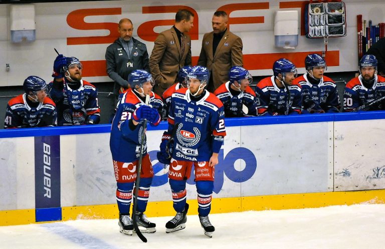 Myles Powell och Blaine Byron samtalar med varandra under en match mellan IK Oskarshamn och Frölunda