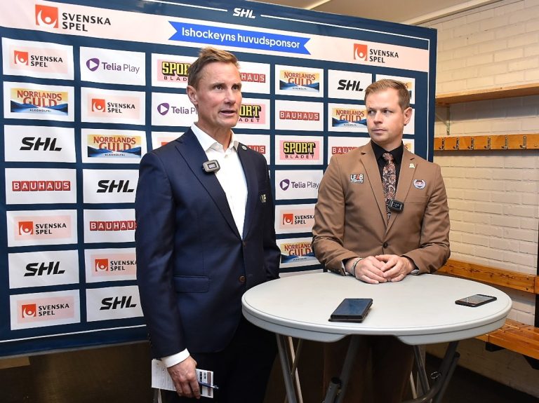 Roger Rönnberg, tränare i Frölunda, och Martin Filander, tränare i IK Oskarshamn, efter en hockeymatch i Oskarshamn