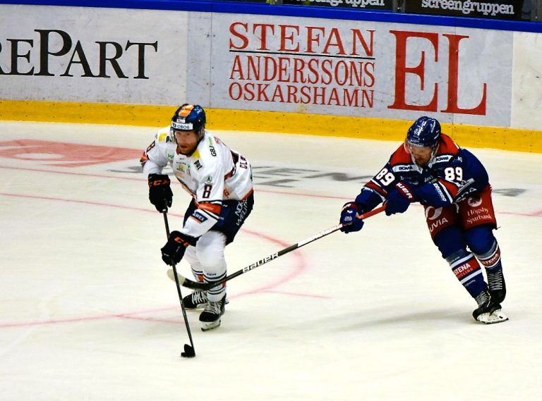 Ludvig Claesson, Växjö Lakers, och Patrik Karlkvist, IK Oskarshamn