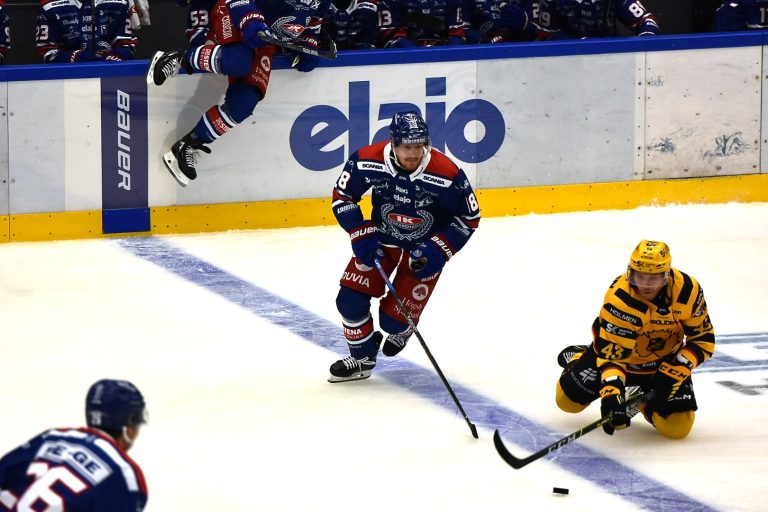 Niclas Burström i IK Oskarshamn fäller en Skellefteåspelare