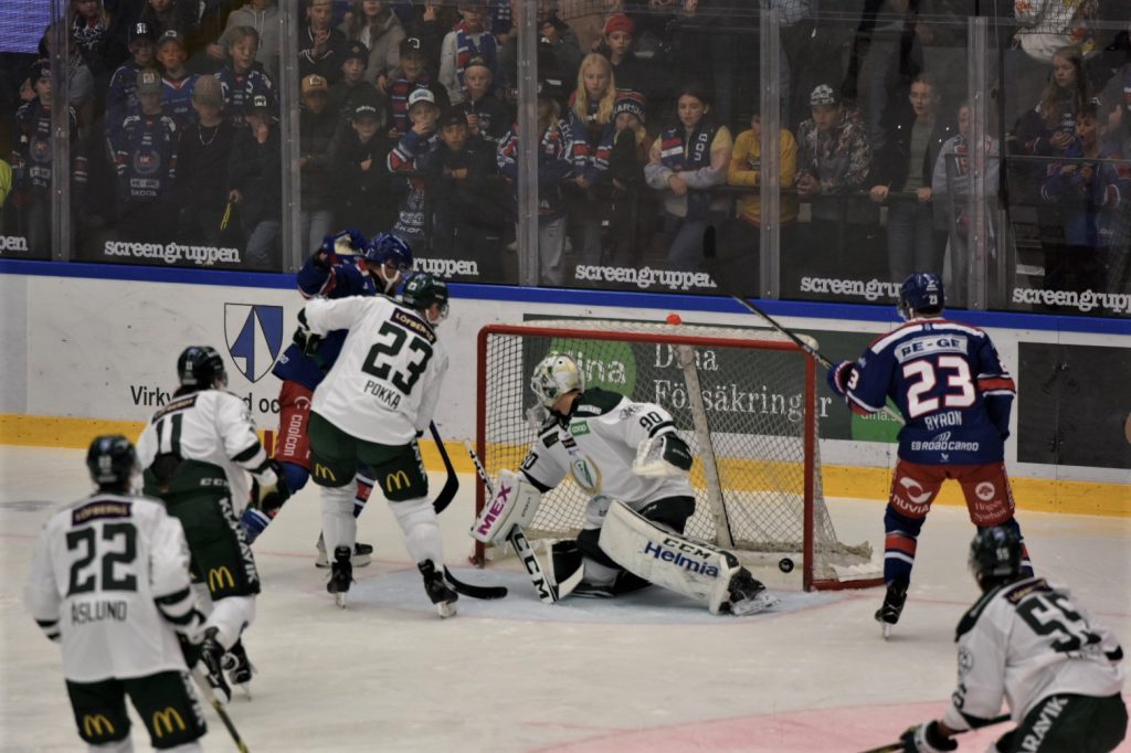 Här gör Jiri Smejkal i IK Oskarshamn mål mot Färjestad