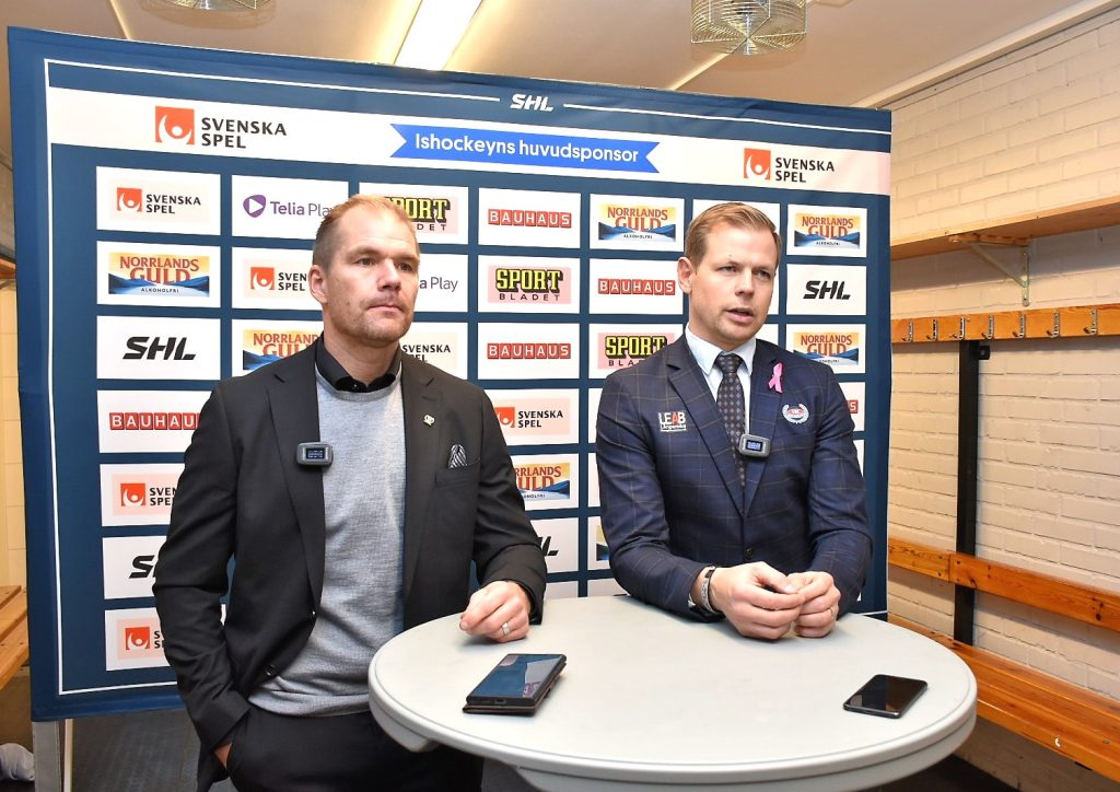Tomas Mitell, tränare i Färjestad, och Martin Filander, tränare i IK Oskarshamn, på en pressträff