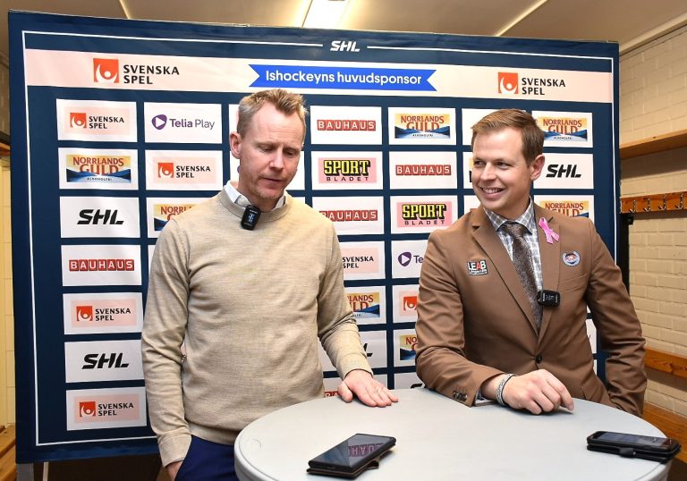 Robert Ohlsson, tränare i Skellefteå AIK, och Martin Filander, tränare i IK Oskarshamn, efter en hockeymatch i Oskarshamn