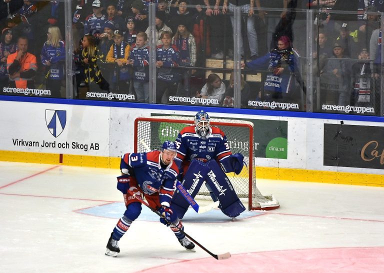 Joe Cannata, målvakt i IK Oskarshamn, och William Worge Kreü, back i IK Oskarshamn, i en match mot Skellefteå AIK