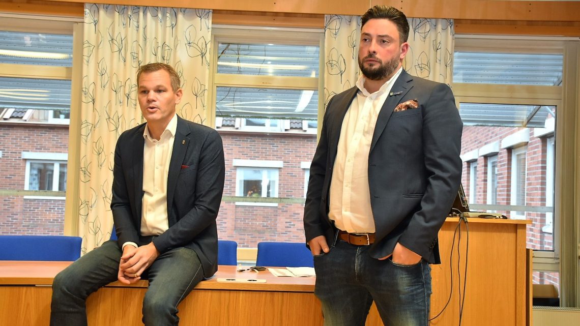 Andreas Erlandsson (S), kommunstyrelsens ordförande i Oskarshamn, och Lucas Lodge (M), kommunalråd i Oskarshamn på en pressträff om besparingar