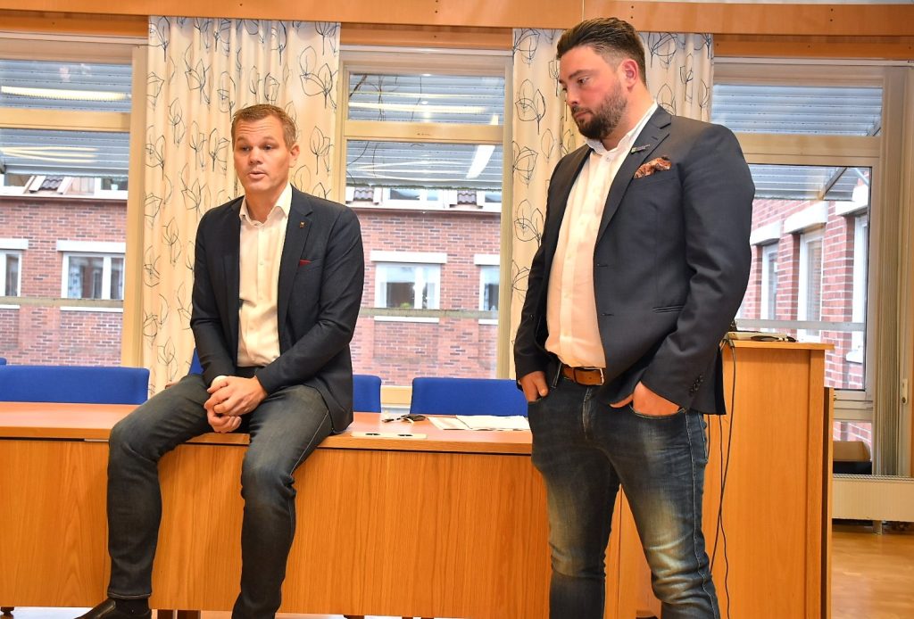 Andreas Erlandsson (S), kommunstyrelsens ordförande i Oskarshamn, och Lucas Lodge (M), kommunalråd i Oskarshamn på en pressträff om besparingar.