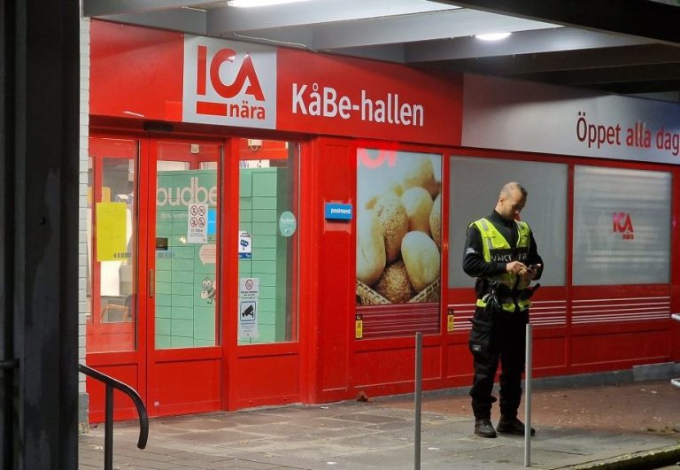 Polis på plats i Kristineberg i Oskarshamn efter ett rånförsök mot en Ica-butik