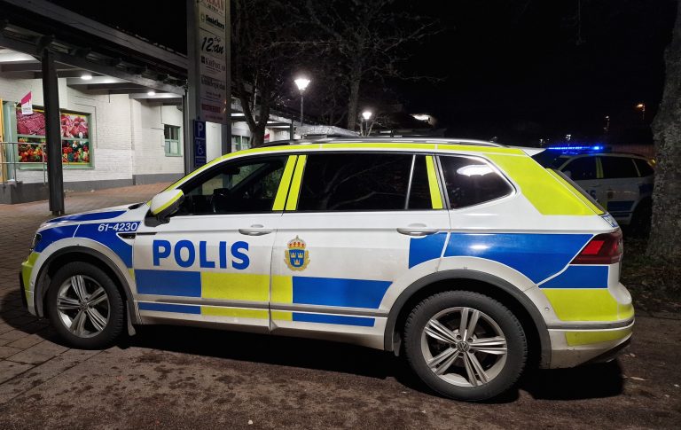 Polis på plats i Kristineberg i Oskarshamn efter ett rånförsök mot en Ica-butik