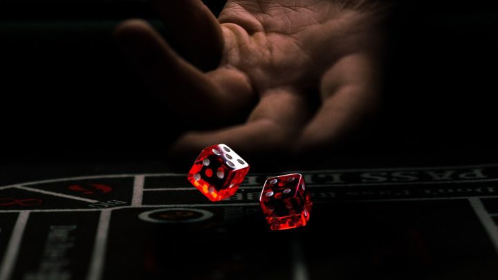Röda speltärningar kastas på casinobord