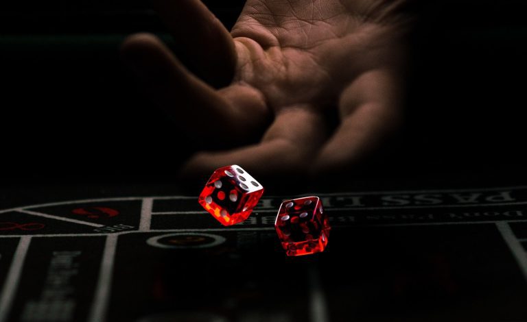 Röda speltärningar kastas på casinobord