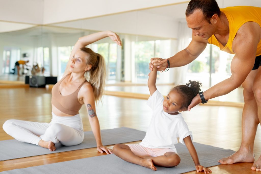 Kvinna och barn på yoga