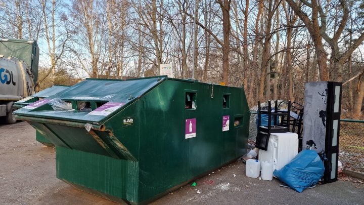 Nedskräpning, grovavfall vid återvinningsstation i Oskarshamn