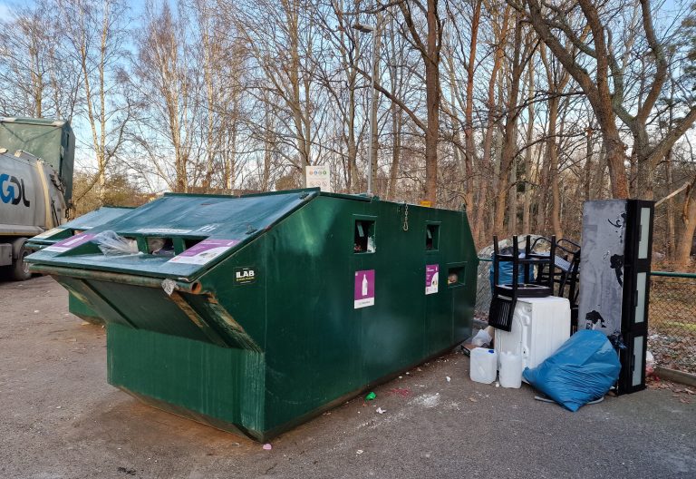 Nedskräpning, grovavfall vid återvinningsstation i Oskarshamn