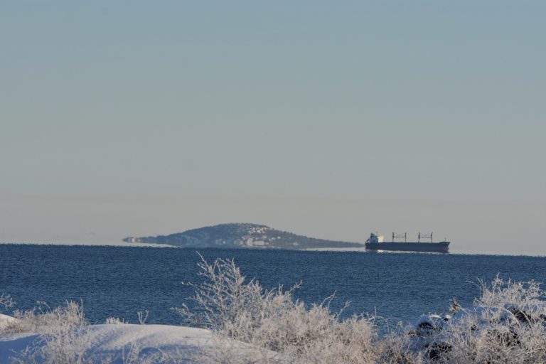 Blå Jungfrun och ett lastfartyg en solig vinterdag
