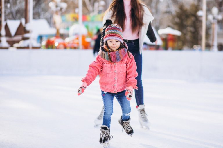 Mor och dotter åker skridskor