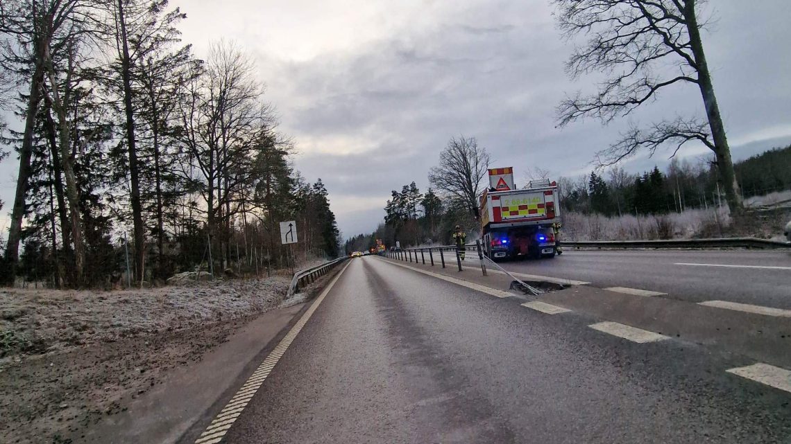 OLYCKA: Bil lade sig på taket vid E22:an OLYCKA: Bil lade sig på taket vid E22:an