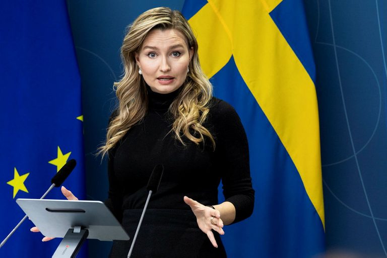 Ebba Busch (KD) håller pressträff