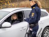 Kvinna i bil stannad av polis för körkortskontroll