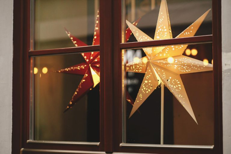 Lysande julstjärnor i fönster