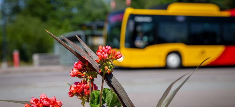 KLT-buss i bakgrunden