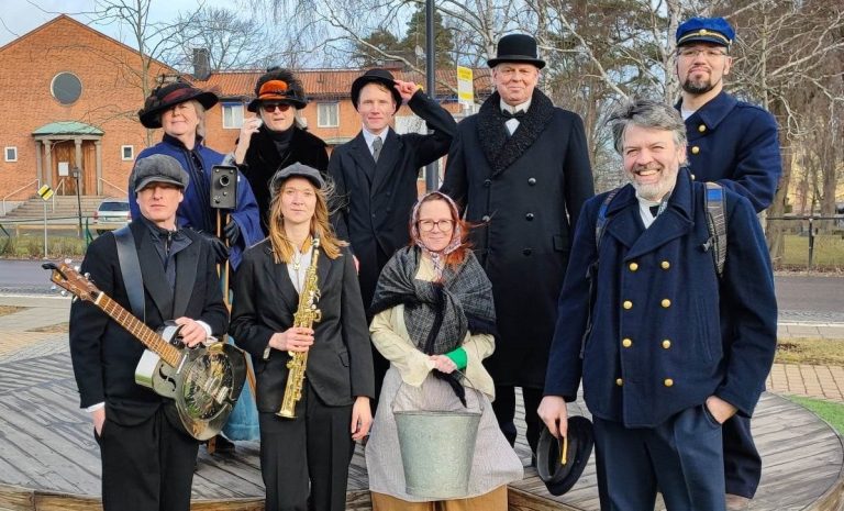 Historiska personer på stadsvandring anno 1912