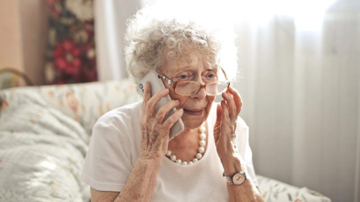 Äldre kvinna som pratar i mobilen